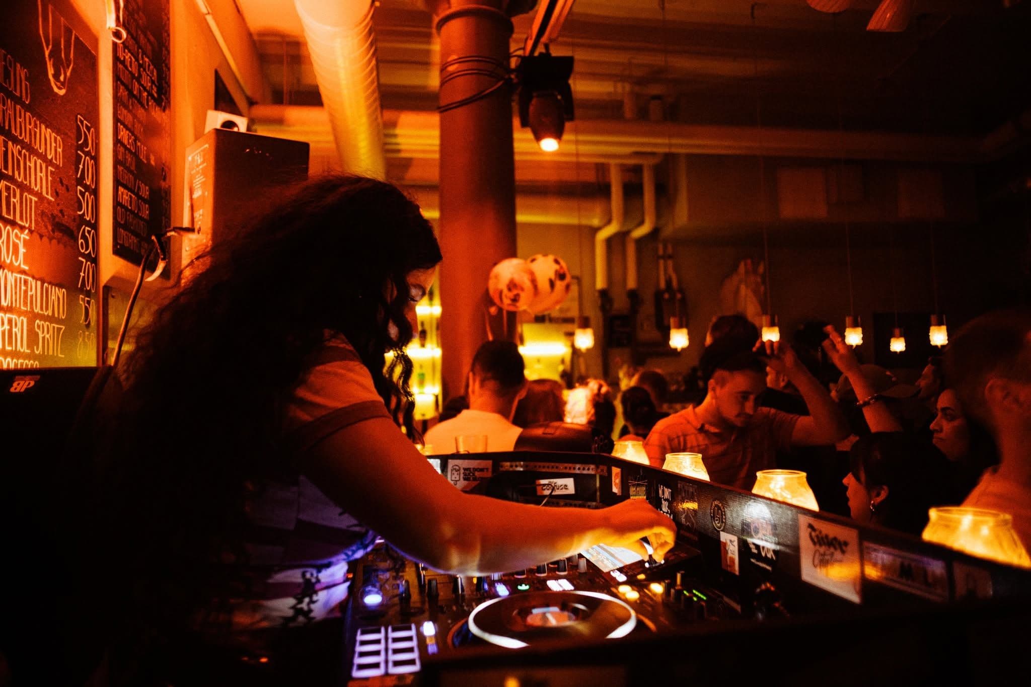 DJ legt auf in der Pony Bar