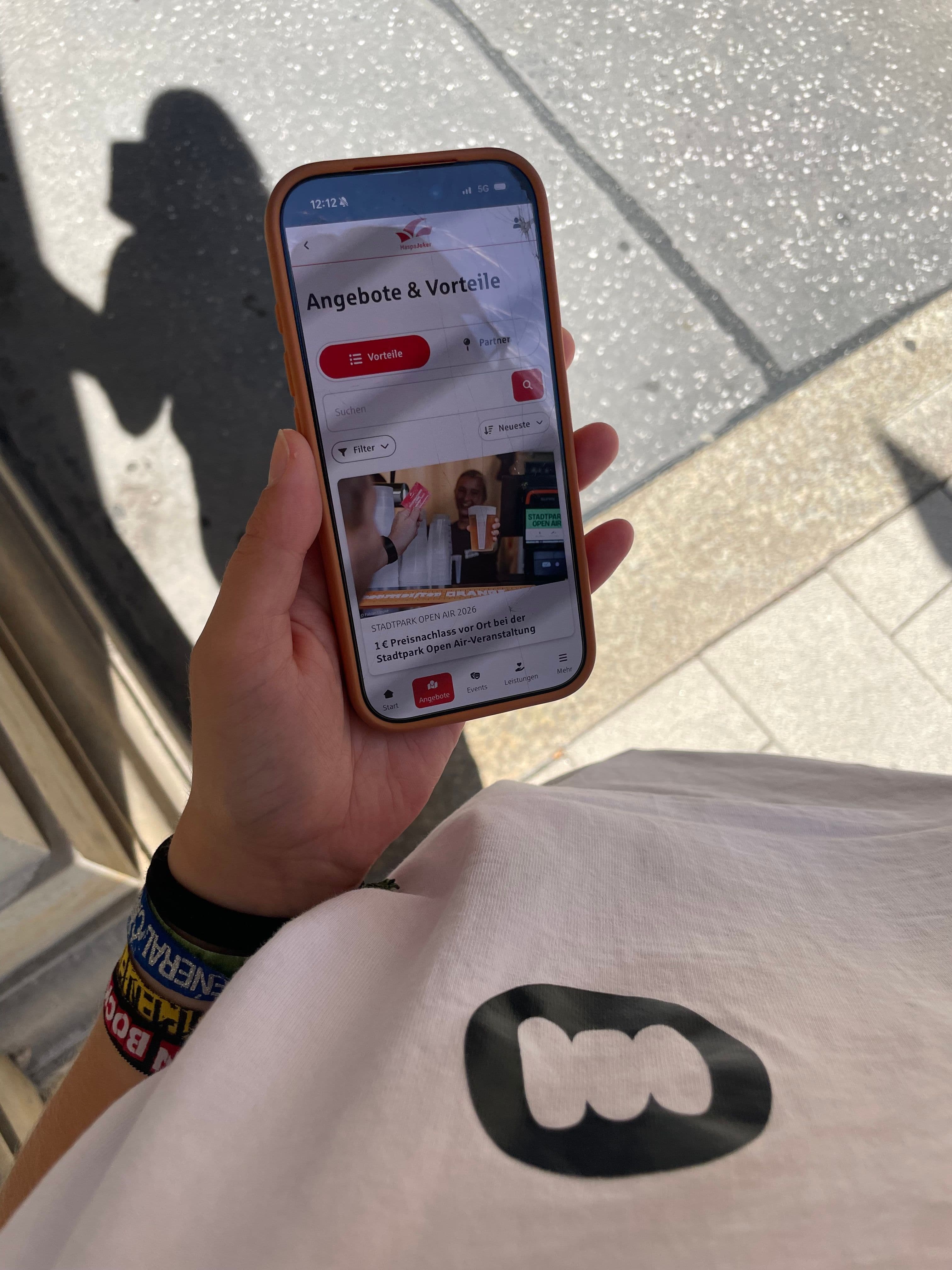 Eine Person hält ein Smartphone mit der HaspaJoker-App in der Hand