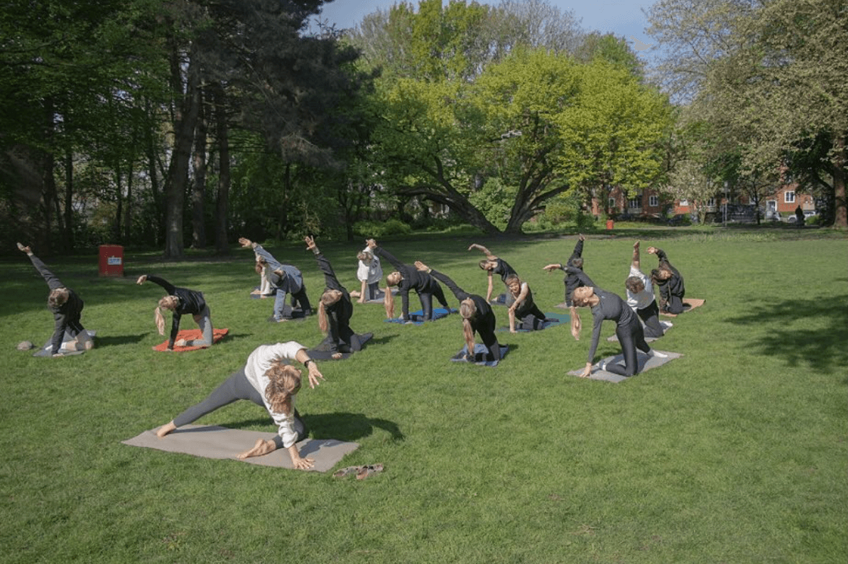 Personen machen Yoga im Park