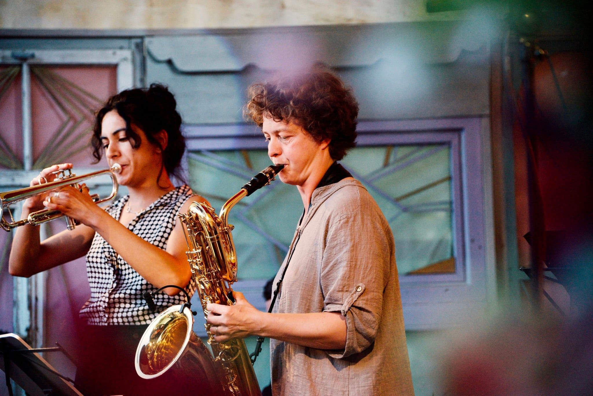 Saxophonspielerin und Trompeterin während eines Jazzkonzertes
