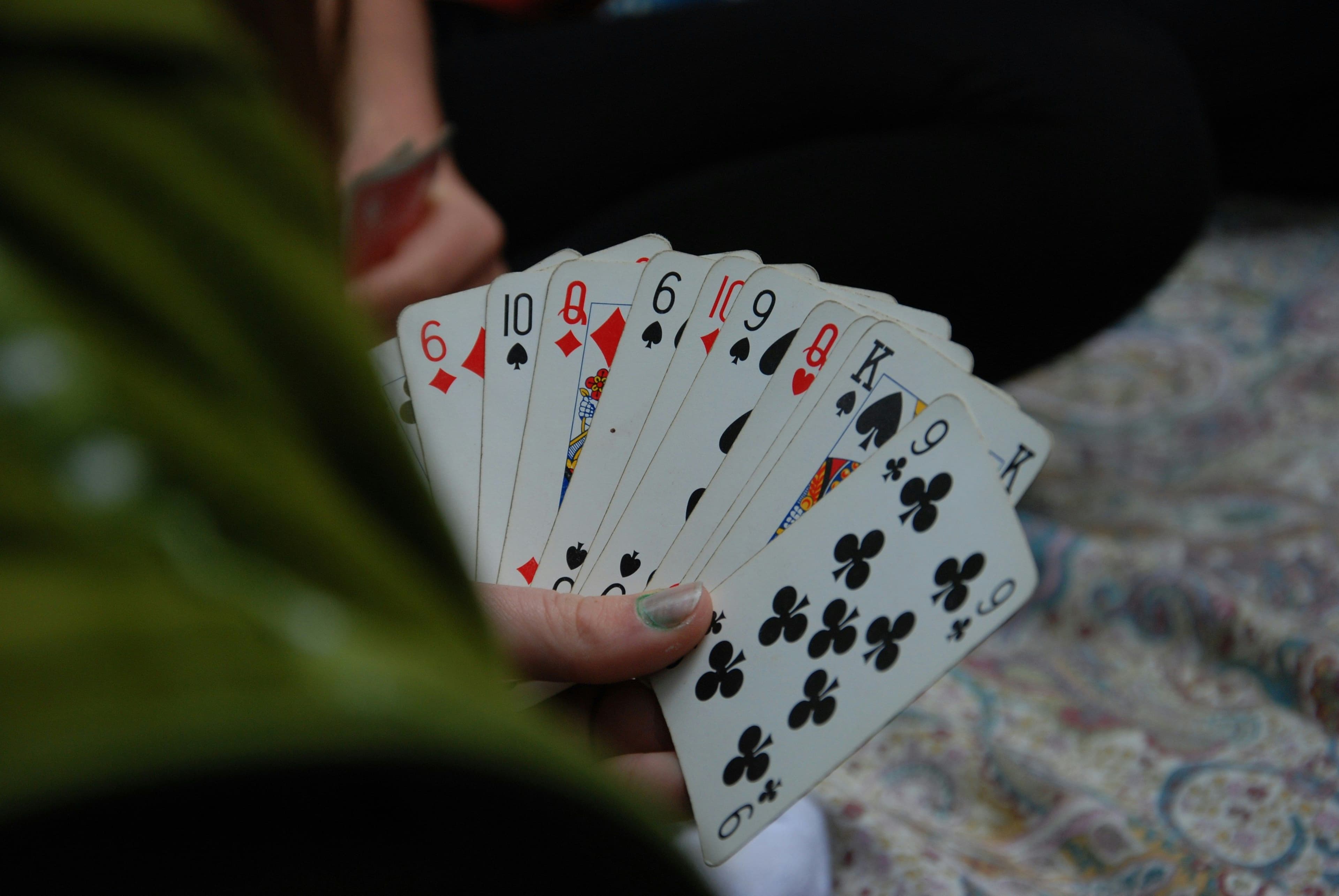 Eine Person hält ganz viele Spielkarten in der Hand
