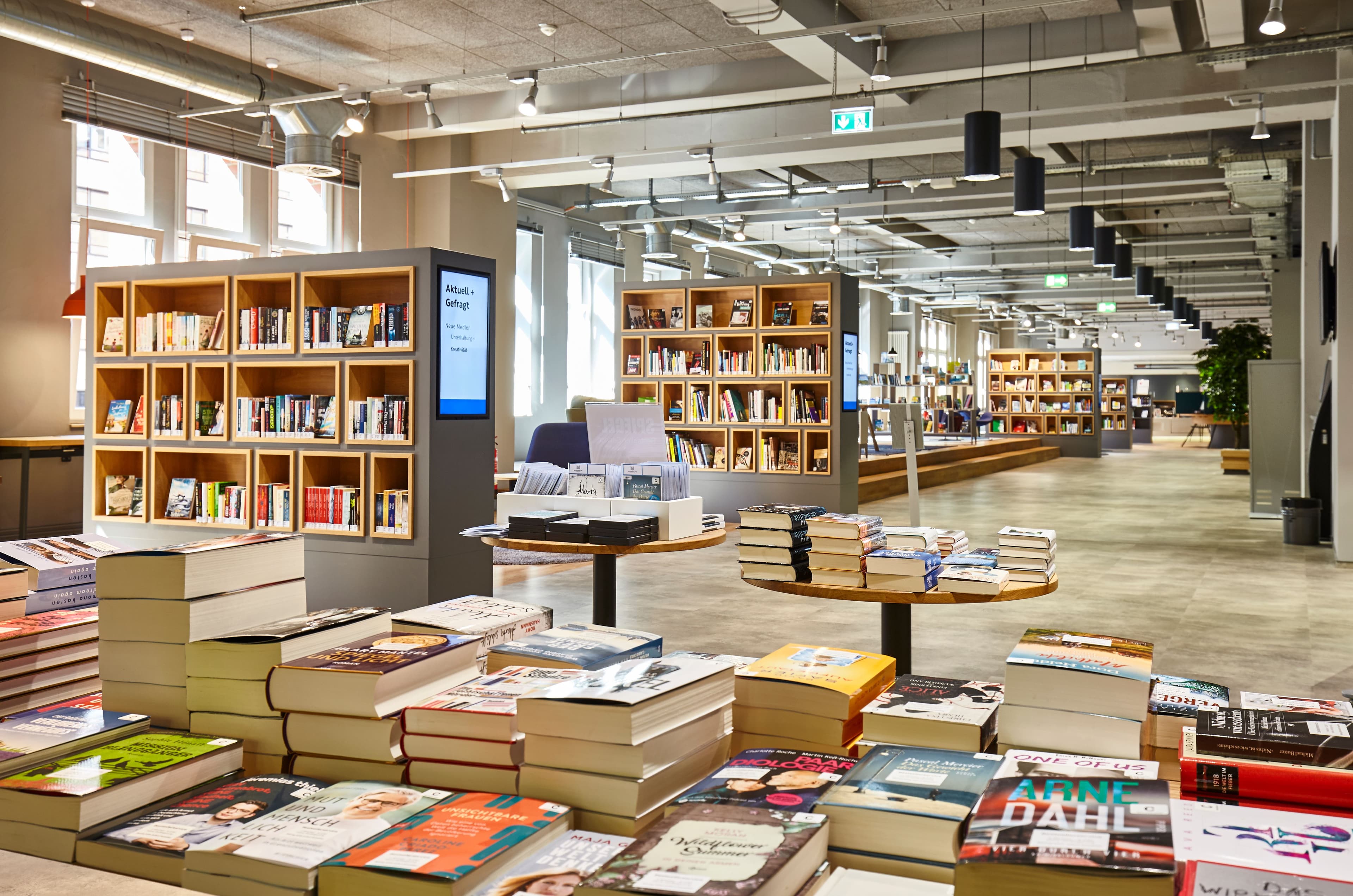 Innenansicht der Zentralbibliothek mit gefüllten Bücherregalen und -tischen